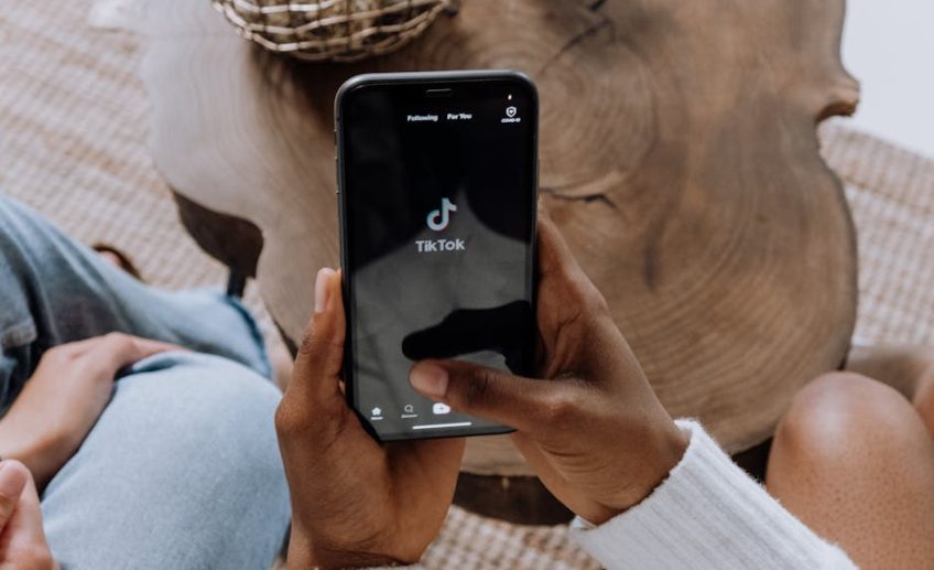 Navigating Social Media & Mental Health: A Guide to Mindful Consumption - selfcare
